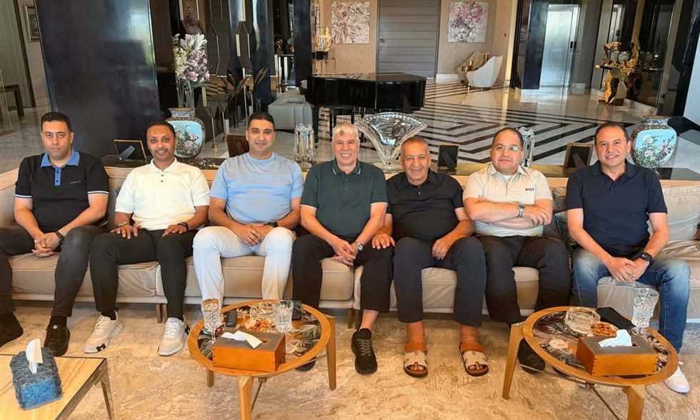 "كلنا واحد".. أبو علي يُنهي خلافات شوبير مع نواب بورسعيد بعد جلسة بين الطرفين