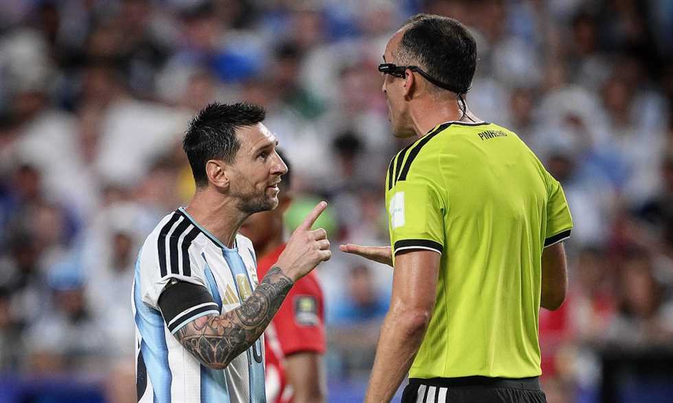 تبادل كلام حاد بين ميسي وحكم مباراة الأرجنتين وسويسرا في مونديال 2026
