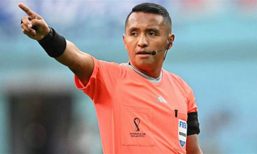 الحكم السلفادوري إيفان بارتون يدير مباراة فرنسا وإسبانيا في نصف نهائي كأس العالم 2026