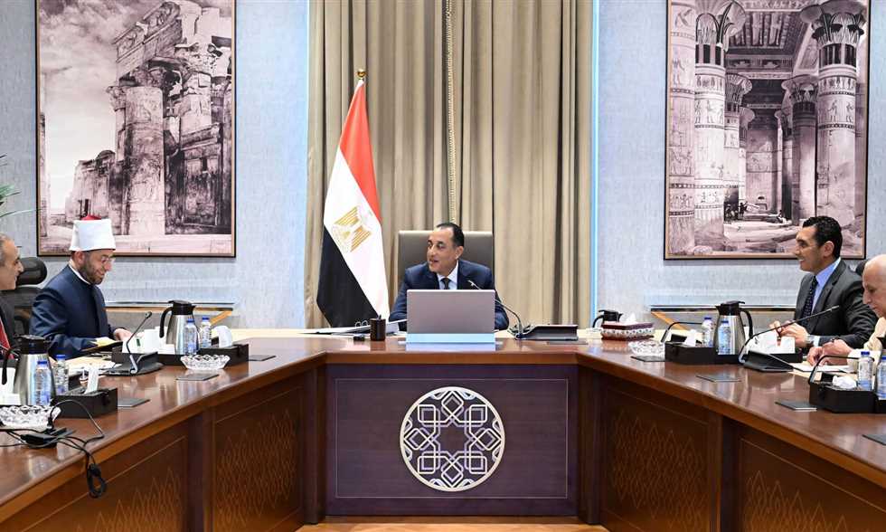رئيس الوزراء يجتمع مع الزمالك ووزارة الأوقاف لحل أزمة أرض ميت عقبة