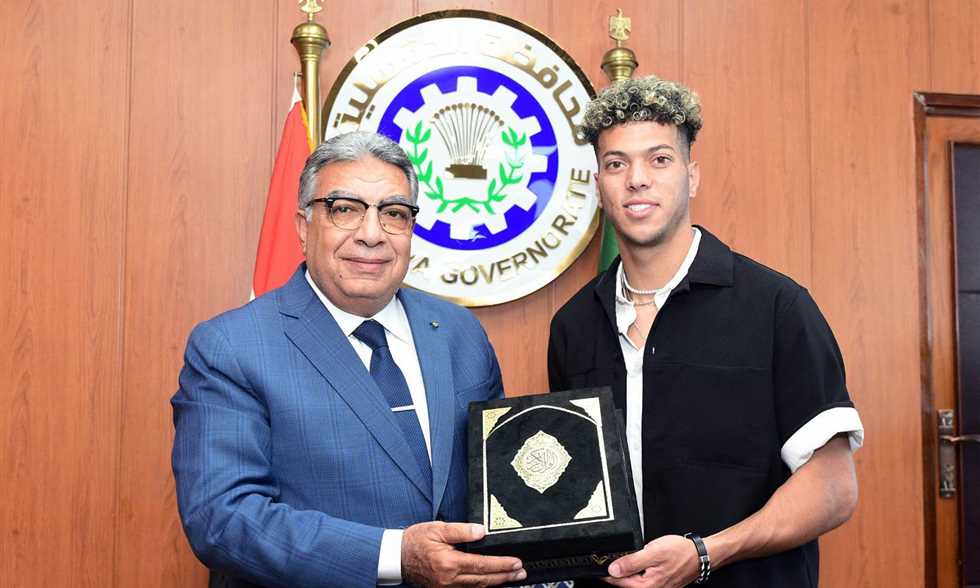 محافظ الدقهلية يكرم إمام عاشور تقديرًا لأدائه في كأس العالم