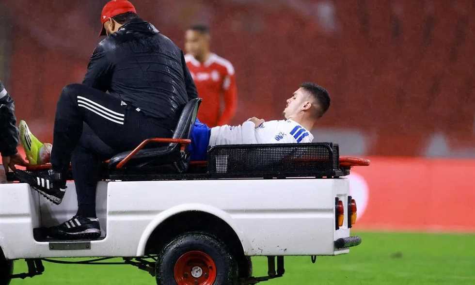 إيقاف مدافع إنترناسيونال لمدة 6 أشهر بعد إصابة لاعب كروزيرو بكسر في الساق