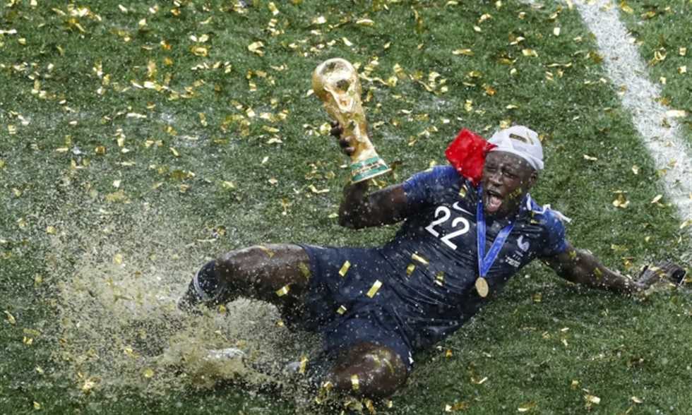 بنجي ميندي يبيع نسخته من كأس العالم 2018 في مزاد علني