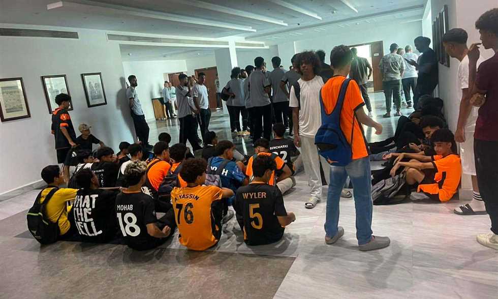 تجمع لاعبي أورانج داخل مقر اتحاد الكرة بسبب انتهاء مهلة رخصة النادي