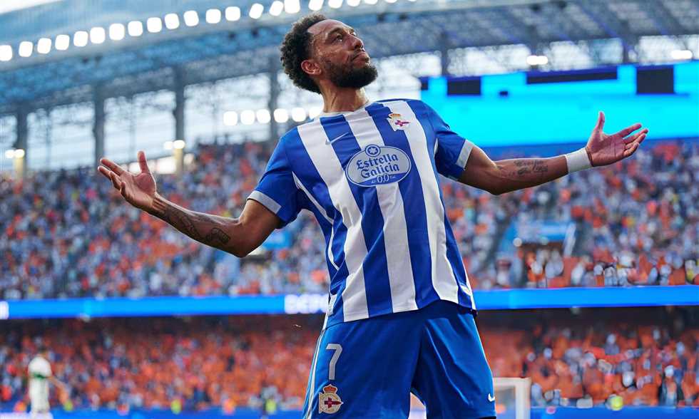 أوباميانج يعود للدوري الإسباني ويسجل في تعادل ديبورتيفو لاكورنيا مع إلتشي