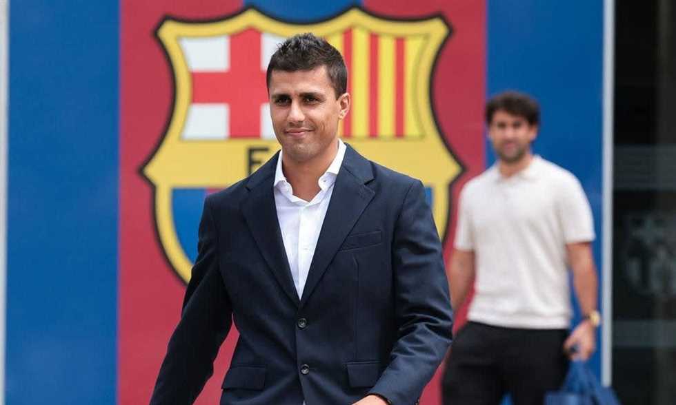 "سيد المساحات".. برشلونة يتعاقد مع رودري