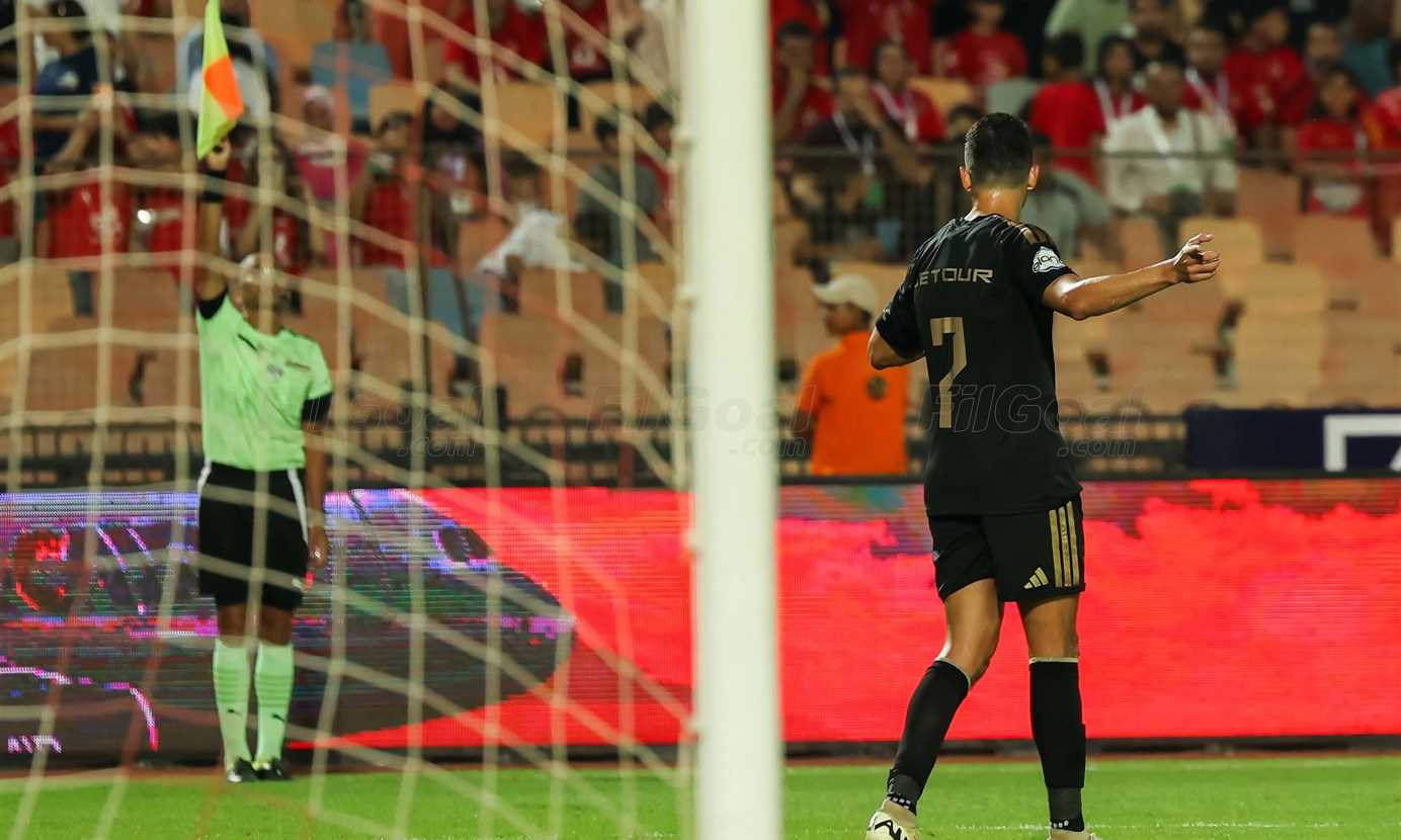 احتفل من على الدكة.. طاهر يصل للهدف رقم 29 في الدوري المصري