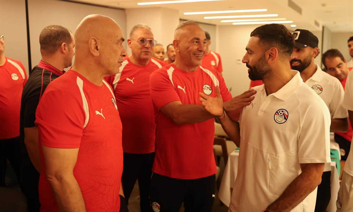 لاعبو منتخب مصر يحتفلون بتجديد عقد حسام وإبراهيم حسن