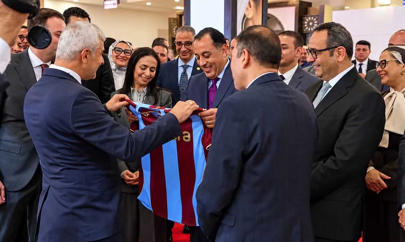 مصطفى مدبولي رئيس الوزراء المصري يحصل على قميص محمد صلاح هدية